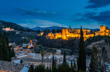 Cityscape Granada, Güney İspanya, Alhambra Palace arka planda, gece görünümü
