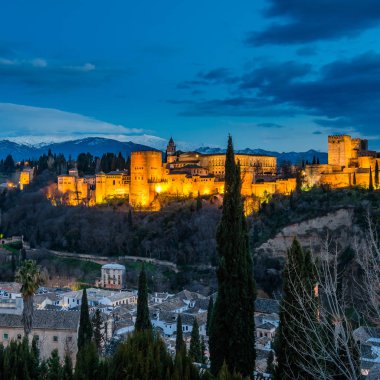 Cityscape Granada, Güney İspanya, Alhambra Palace arka planda, gece görünümü