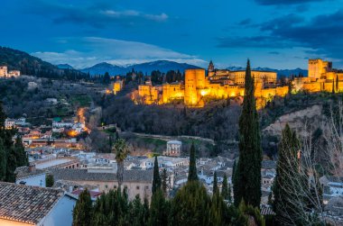 Cityscape Granada, Güney İspanya, Alhambra Palace arka planda, gece görünümü