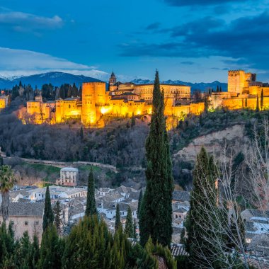 Cityscape Granada, Güney İspanya, Alhambra Palace arka planda, gece görünümü