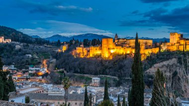 Cityscape Granada, Güney İspanya, Alhambra Palace arka planda, gece görünümü