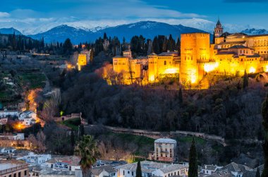 Cityscape Granada, Güney İspanya, Alhambra Palace arka planda, gece görünümü