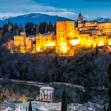 Cityscape Granada, Güney İspanya, Alhambra Palace arka planda, gece görünümü