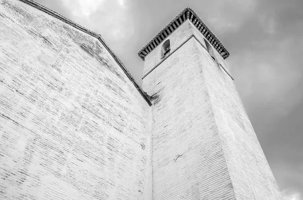 グラナダ アンダルシア スペイン南部 黒と白のイメージの教会 — ストック写真