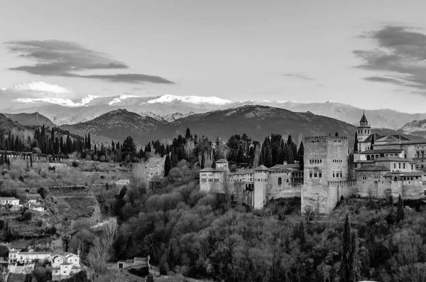 Αστικό Τοπίο Της Γρανάδας Νότια Ισπανία Παλάτι Της Αλάμπρα Στην — Φωτογραφία Αρχείου