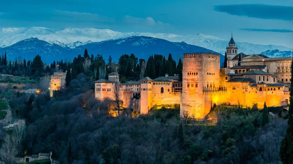 Cityscape Granada, Güney İspanya, Alhambra Palace arka planda, gece görünümü