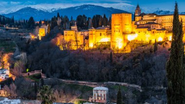 Cityscape Granada, Güney İspanya, Alhambra Palace arka planda, gece görünümü