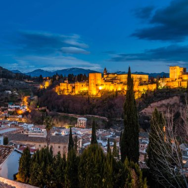 Cityscape Granada, Güney İspanya, Alhambra Palace arka planda, gece görünümü