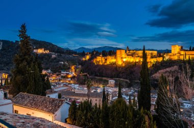 Cityscape Granada, Güney İspanya, Alhambra Palace arka planda, gece görünümü