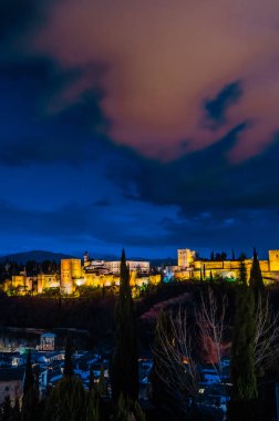 Cityscape Granada, Güney İspanya, Alhambra Palace arka planda, gece görünümü