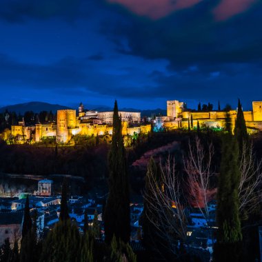 Cityscape Granada, Güney İspanya, Alhambra Palace arka planda, gece görünümü