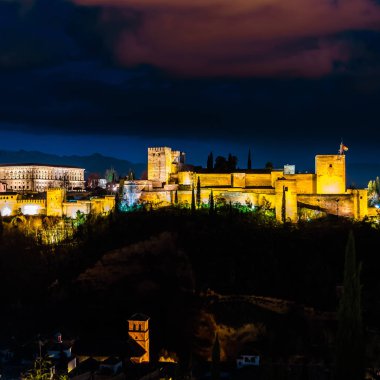 Cityscape Granada, Güney İspanya, Alhambra Palace arka planda, gece görünümü