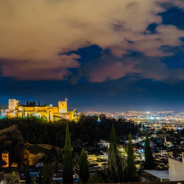 Cityscape Granada, Güney İspanya, Alhambra Palace arka planda, gece görünümü