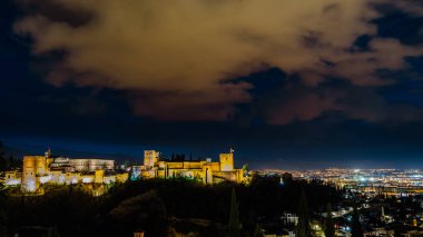 Cityscape Granada, Güney İspanya, Alhambra Palace arka planda, gece görünümü