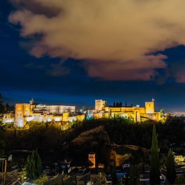 Cityscape Granada, Güney İspanya, Alhambra Palace arka planda, gece görünümü