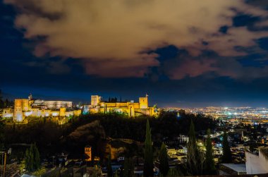 Cityscape Granada, Güney İspanya, Alhambra Palace arka planda, gece görünümü