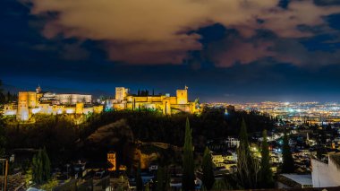 Cityscape Granada, Güney İspanya, Alhambra Palace arka planda, gece görünümü