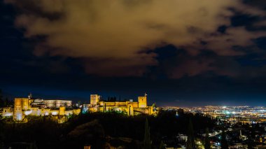 Cityscape Granada, Güney İspanya, Alhambra Palace arka planda, gece görünümü