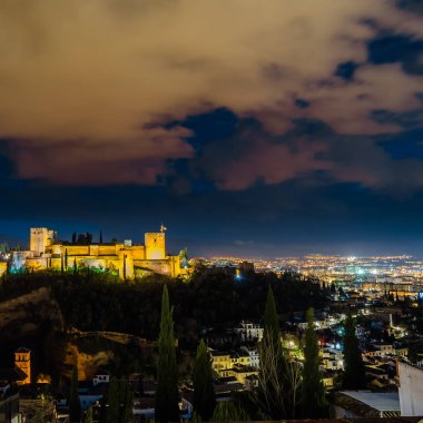 Cityscape Granada, Güney İspanya, Alhambra Palace arka planda, gece görünümü