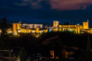 Cityscape Granada, Güney İspanya, Alhambra Palace arka planda, gece görünümü