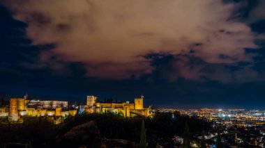 Cityscape Granada, Güney İspanya, Alhambra Palace arka planda, gece görünümü