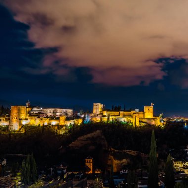 Cityscape Granada, Güney İspanya, Alhambra Palace arka planda, gece görünümü