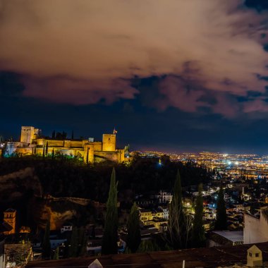 Cityscape Granada, Güney İspanya, Alhambra Palace arka planda, gece görünümü
