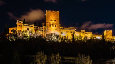 Cityscape Granada, Güney İspanya, Alhambra Palace arka planda, gece görünümü
