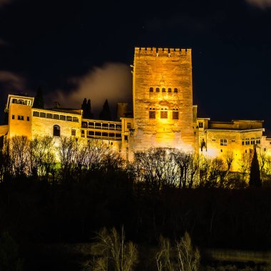 Cityscape Granada, Güney İspanya, Alhambra Palace arka planda, gece görünümü