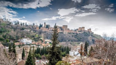 Cityscape Granada, Güney İspanya, arka planda Alhambra Palace ile