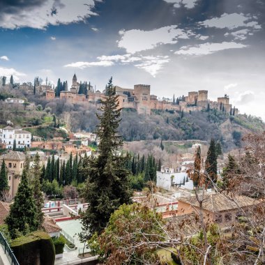 Cityscape Granada, Güney İspanya, arka planda Alhambra Palace ile