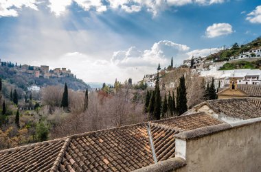 Cityscape Granada, Güney İspanya, arka planda Alhambra Palace ile