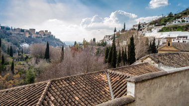 Cityscape Granada, Güney İspanya, arka planda Alhambra Palace ile