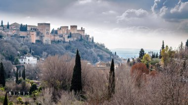 Cityscape Granada, Güney İspanya, arka planda Alhambra Palace ile