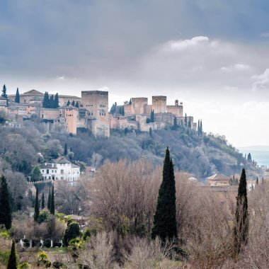 Cityscape Granada, Güney İspanya, arka planda Alhambra Palace ile