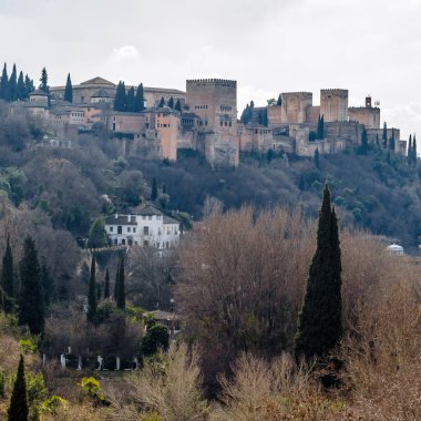 Cityscape Granada, Güney İspanya, arka planda Alhambra Palace ile