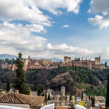 Cityscape Granada, Güney İspanya, arka planda Alhambra Palace ile