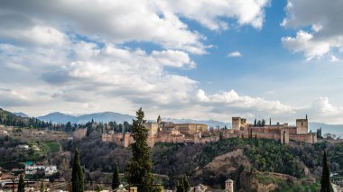 Cityscape Granada, Güney İspanya, arka planda Alhambra Palace ile