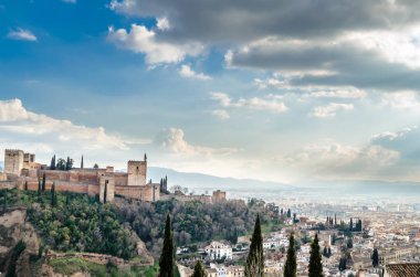 Cityscape Granada, Güney İspanya, arka planda Alhambra Palace ile