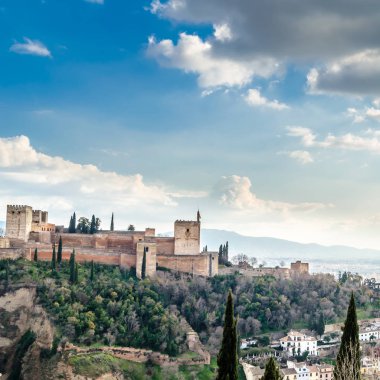 Cityscape Granada, Güney İspanya, arka planda Alhambra Palace ile