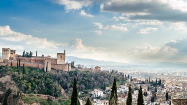 Cityscape Granada, Güney İspanya, arka planda Alhambra Palace ile