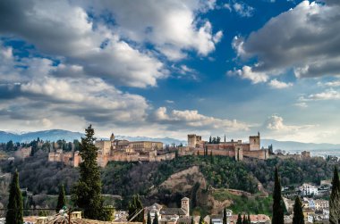 Cityscape Granada, Güney İspanya, arka planda Alhambra Palace ile