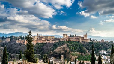 Cityscape Granada, Güney İspanya, arka planda Alhambra Palace ile