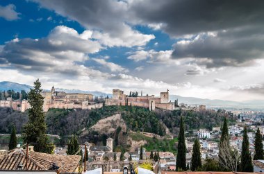 Cityscape Granada, Güney İspanya, arka planda Alhambra Palace ile
