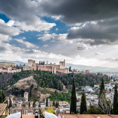 Cityscape Granada, Güney İspanya, arka planda Alhambra Palace ile