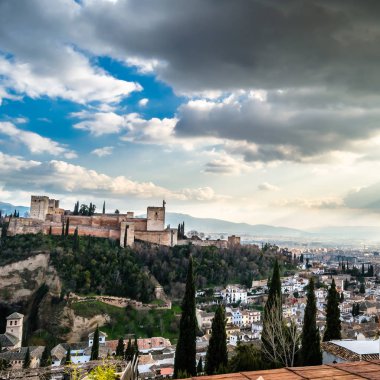 Cityscape Granada, Güney İspanya, arka planda Alhambra Palace ile
