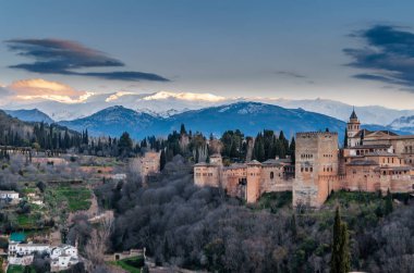 Cityscape Granada, Güney İspanya, arka planda Alhambra Palace ile