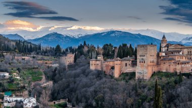 Cityscape Granada, Güney İspanya, arka planda Alhambra Palace ile