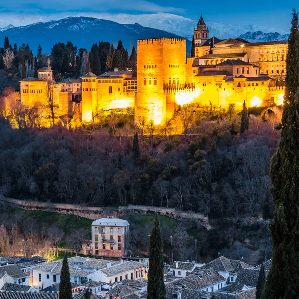 Cityscape Granada, Güney İspanya, Alhambra Palace arka planda, gece görünümü