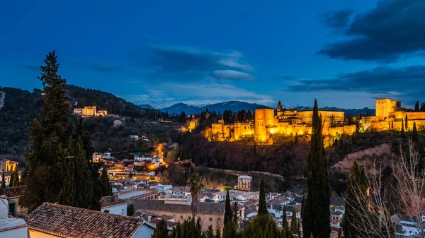 Cityscape Granada, Güney İspanya, Alhambra Palace arka planda, gece görünümü